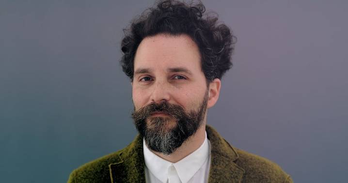 Tras su polémico adiós: chileno Cristóbal Tapia de Veer vuelve a ganar el Emmy por The White Lotus