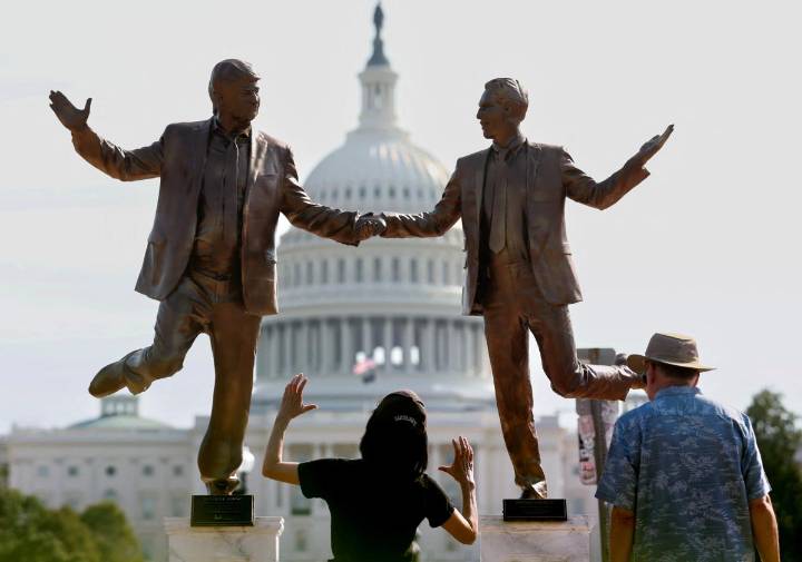 Trump y Epstein cogidos de la mano frente al Capitolio: la provocadora escultura que enfurece a la Casa Blanca