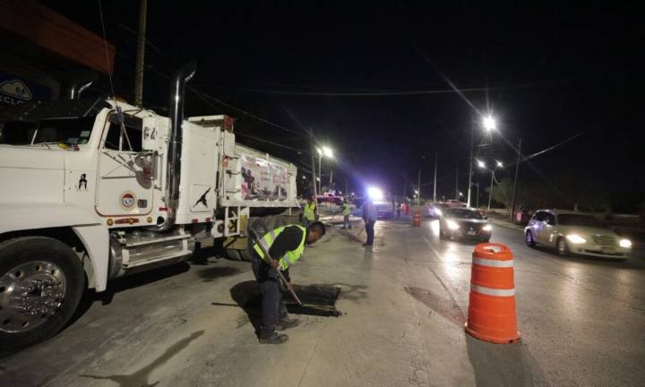 Trabajan cuadrillas de bacheo de manera nocturna en Juárez