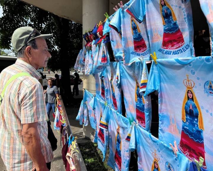 Vendedores de franelas llegan desde el Táchira con camisas de La Vinotinto y de Vallita
