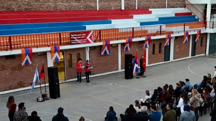 UJA pintó la tribuna del Club Antranik con la bandera de Artsaj: “Es el color de nuestra lucha”