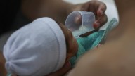 ¡No sabía que estaba embarazada! En Andes, una mujer fue al hospital por un dolor de espalda y salió con un bebé en brazos