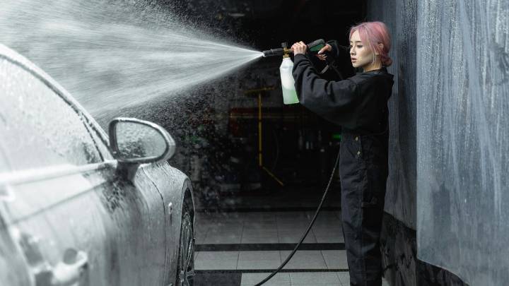 Atención: Estos son los riesgos para la salud y el medio ambiente de lavar tu coche en los lavaderos
