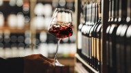 Un experto en vino revela qué debes comer antes de beber alcohol para evitar la resaca: "Siempre viene bien"