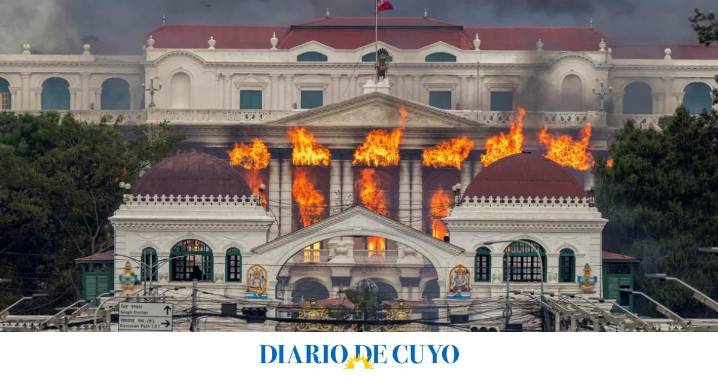 Nepal: prendieron fuego el Parlamento y aumenta la violencia en las calles