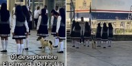 Perrito se vuelve viral al unirse a escolta en Preparatoria de Chiapas durante Toque de Bandera