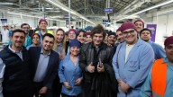 Arrancó la actividad de Milei en Tierra del Fuego: visitó una reconocida fábrica y saludó a los trabajadores