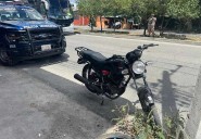 Policía recupera motocicleta robada tras persecución en Cancún