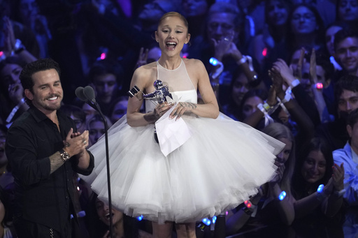 Ariana Grande y Lady Gaga brillan en los MTV VMA con premios y actuaciones