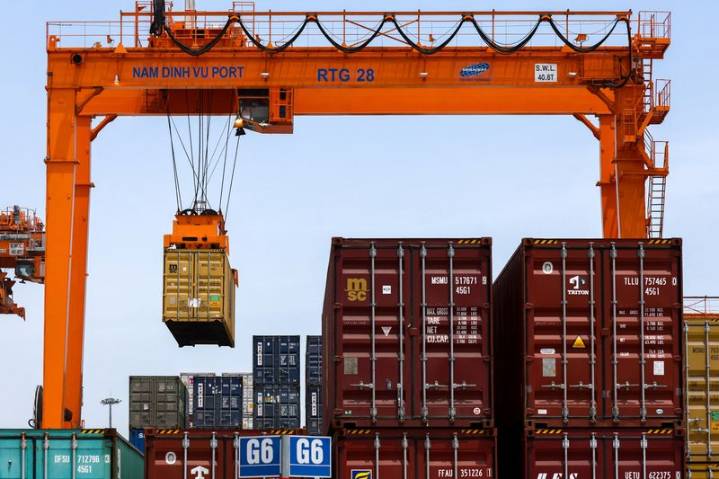 Vietnam Aug exports keep strong, PM warns of mounting inflation pressure