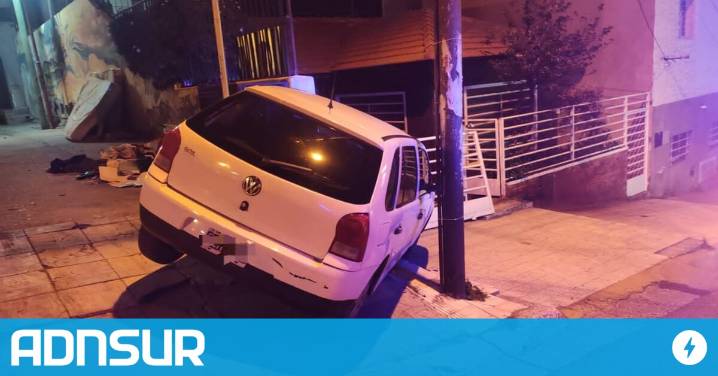 10:00 Comodoro: un auto sin ocupantes chocó contra una vivienda tras una presunta falla en los frenos