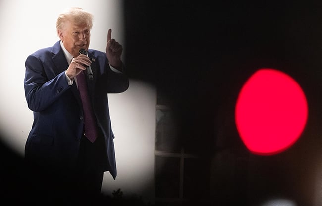 Trump redobla esfuerzos para controlar la Fed, que no da pistas sobre una bajada de tipos