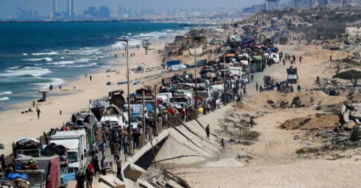 La huida de miles de palestinos tras el inicio de la toma israelí de Ciudad de Gaza