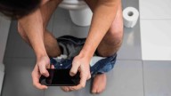 Uso de teléfonos celulares en el baño puede ocasionar hemorroides