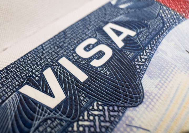 Donald Trump fija un pago de $100,000 dólares al año para la visa H