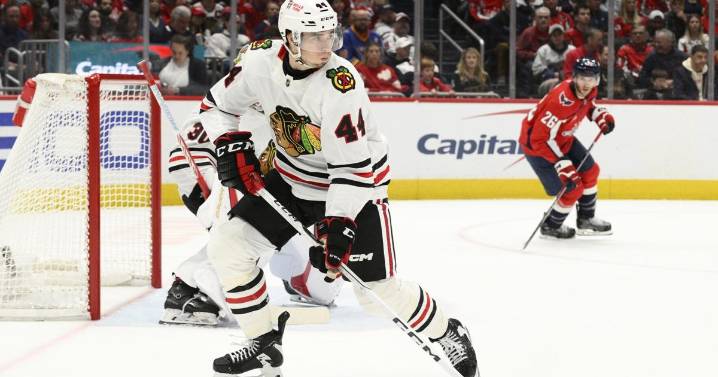 Blackhawks defenseman Wyatt Kaiser agrees to 2