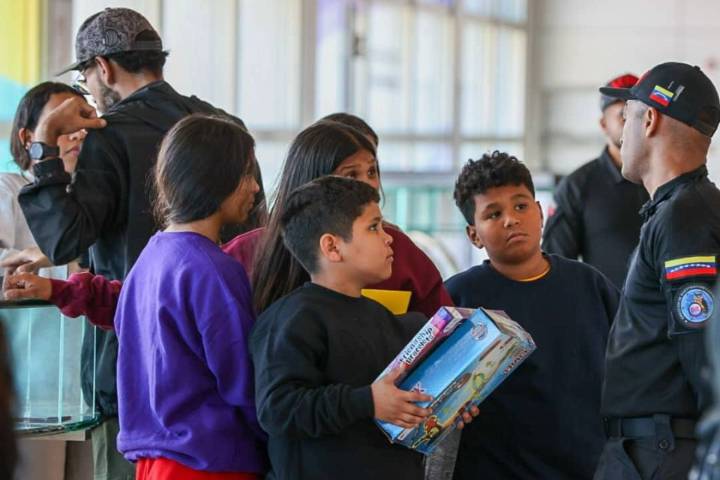 Cuatro niños retornaron al país desde EEUU: Fabri dice que aún quedan 60 sin sus padres