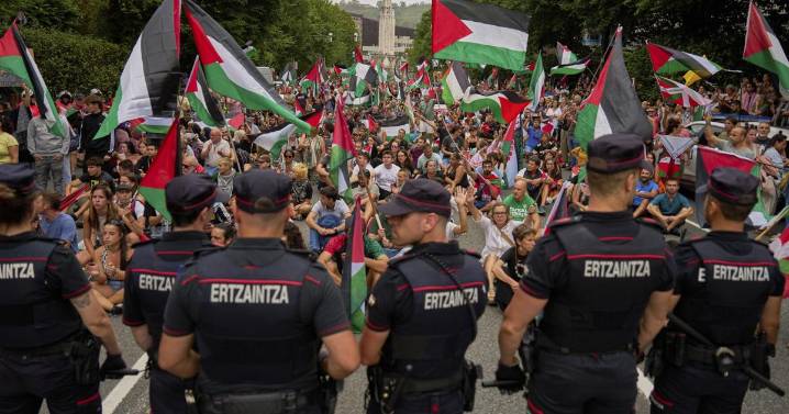 Ciclistas de la Vuelta a España votan seguir compitiendo tras protestas pro