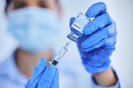 Trump vinculan muertes infantiles a vacunas COVID: impacto desploma acciones de Pfizer y Moderna
