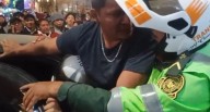 Tarma: sujetos al parecer ebrios protagonizan escándalo en la calle, serían policías