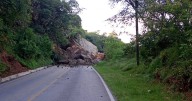 Derrumbe en carretera Ixtapan-Coatepec Harinas deja cinco lesionados