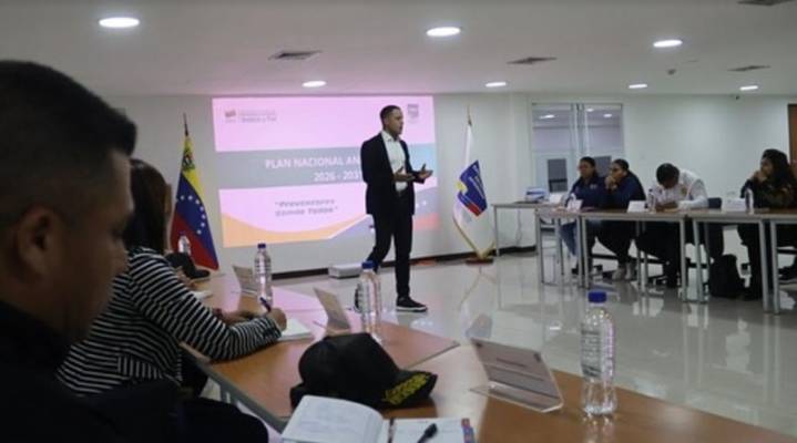 Comunicadores sociales participan en mesa sobre Plan Antidrogas