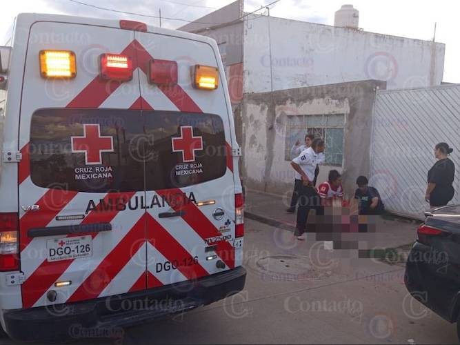 Se cayó de cabeza al brincarse a su casa