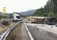 Espectacular vuelco de un camión, que obliga a cortar la A