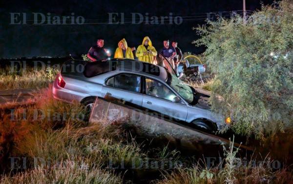 Adultos mayores casi caen en su auto a canal de desagüe
