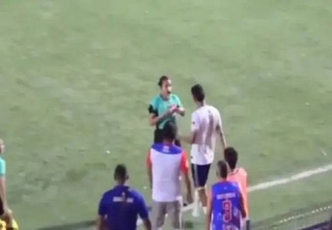 Un jugador agrede a la árbitra Vanessa Ceballos tras ser expulsado en la primera C del fútbol colombiano (+Video)