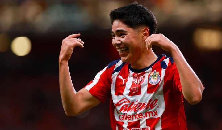 Samir Inda tuvo un noble gesto con su madre tras su debut goleador con Chivas (VIDEO)