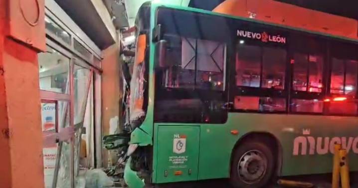 ¡Tragedia en Monterrey! Fuerte choque de camión contra farmacia deja 12 heridos