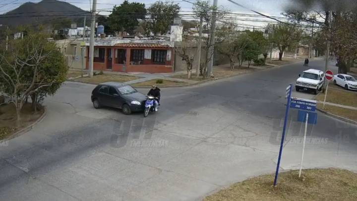 Barrio Universitario: un niño salió despedido tras violento choque entre una moto y un auto