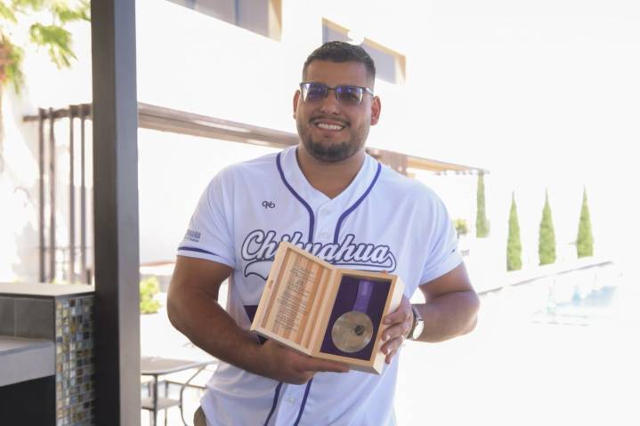 Maru Campos felicita a Uziel Muñoz por su actuación en el Mundial de Atletismo 2025
