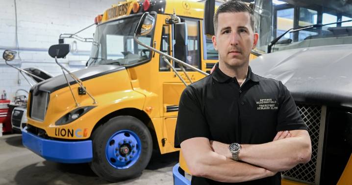 Lion bus woes should make Quebec revisit electrification: critics