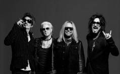 Vince Neil Reveals He Suffered a Stroke & ‘Had to Learn to Walk Again’