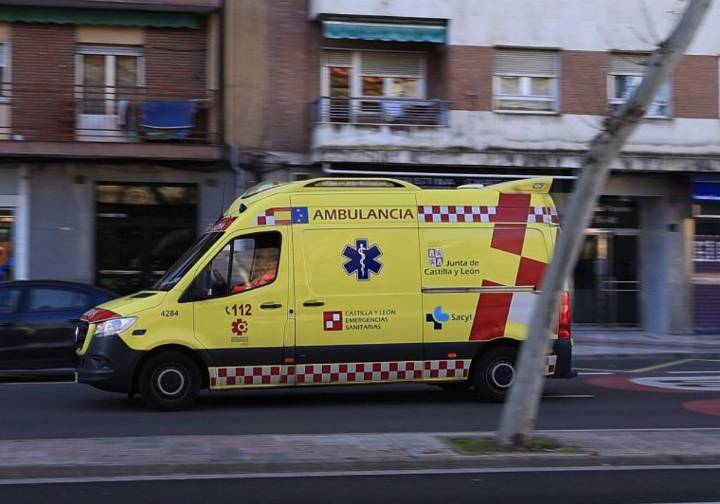 Trasladado un joven motorista en Salamanca tras colisionar contra un turismo