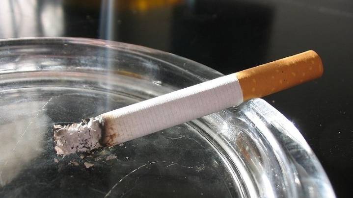 A lei antitabaco actualiza as multas e prevé que os pais paguen polos menores que fumen