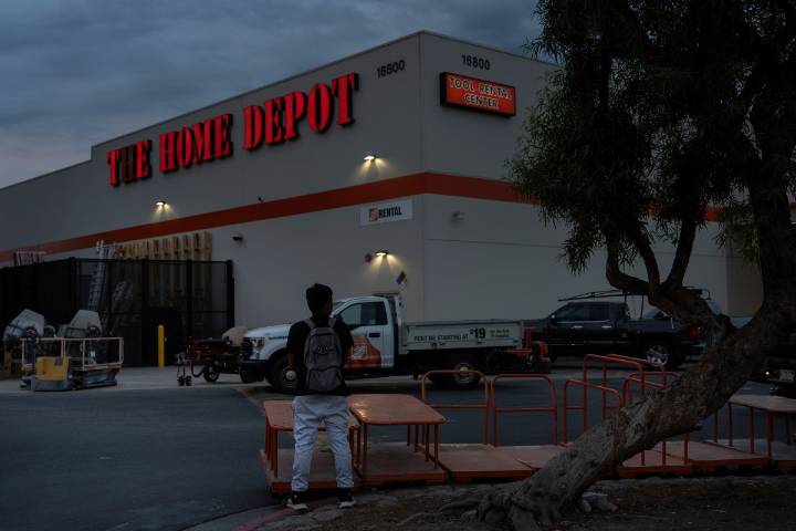 ICE detiene a dos jornaleros en operativo en Los Ángeles