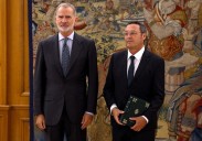 Medias sonrisas forzadas y caras de circunstancias: tenso encuentro entre el Rey y el fiscal general