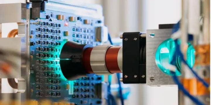 Microsoft construye una computadora impulsada por luz: podría ejecutar IA 100 veces más rápido