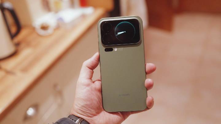 I've Used the Wild Xiaomi 17 Pro Max, and Its Rear Screen Is Bonkers
