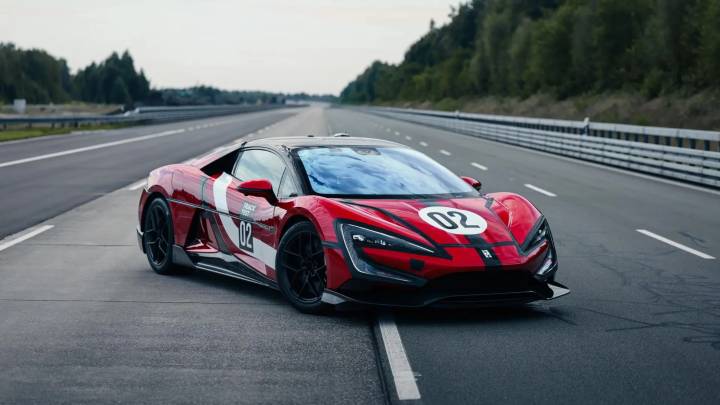 Bugatti pierde la corona: un hiperdeportivo eléctrico chino es el nuevo coche más rápido del planeta tras alcnazar 496,22 km/h de máxima