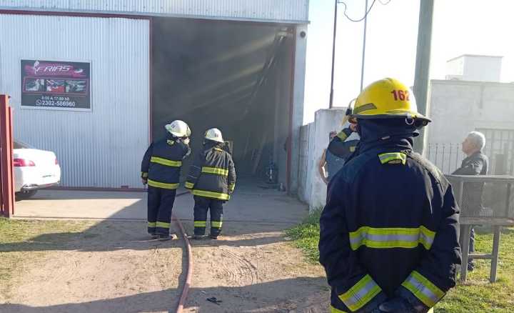 Trabajadores apagaron incendio en la cocina de un taller
