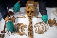 Hallan docena de restos humanos de hace 2.300 años