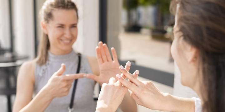 Día Internacional de las Lenguas de Señas: la lucha por los derechos lingüísticos y culturales de las personas sordas
