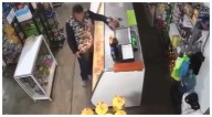 El robo más tonto: Ladrón en Aguascalientes se roba un control pensando que era un celular (VIDEO)