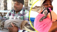 Tiene hasta ropita: Supermercado niega la entrada a hombre con caimán mascota, que asegura que es un "animal de apoyo emocional"