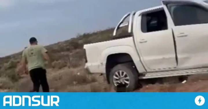 19:31 Ruta 17: una camioneta volcó tras desengancharse la lancha que transportaba