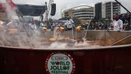 Así se preparó la porción más grande de arroz del mundo que acaba de batir un récord Guinness: usaron una olla de seis metros